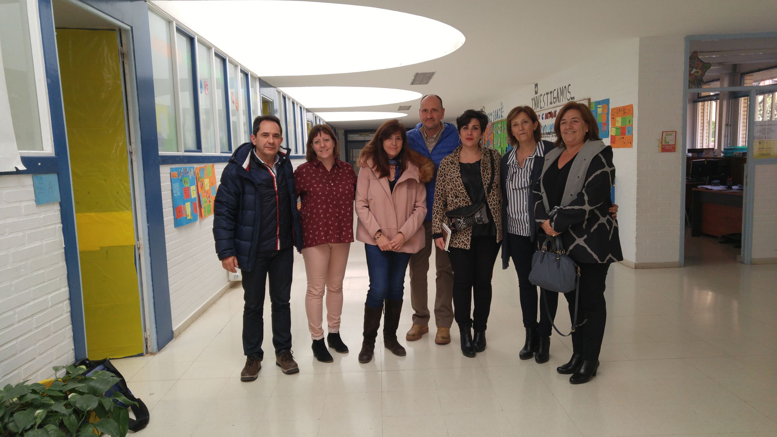 La consejera junto a la directora del colegio Elvira España y representantes de directores de la Ribera y la asociación ADIPNA.