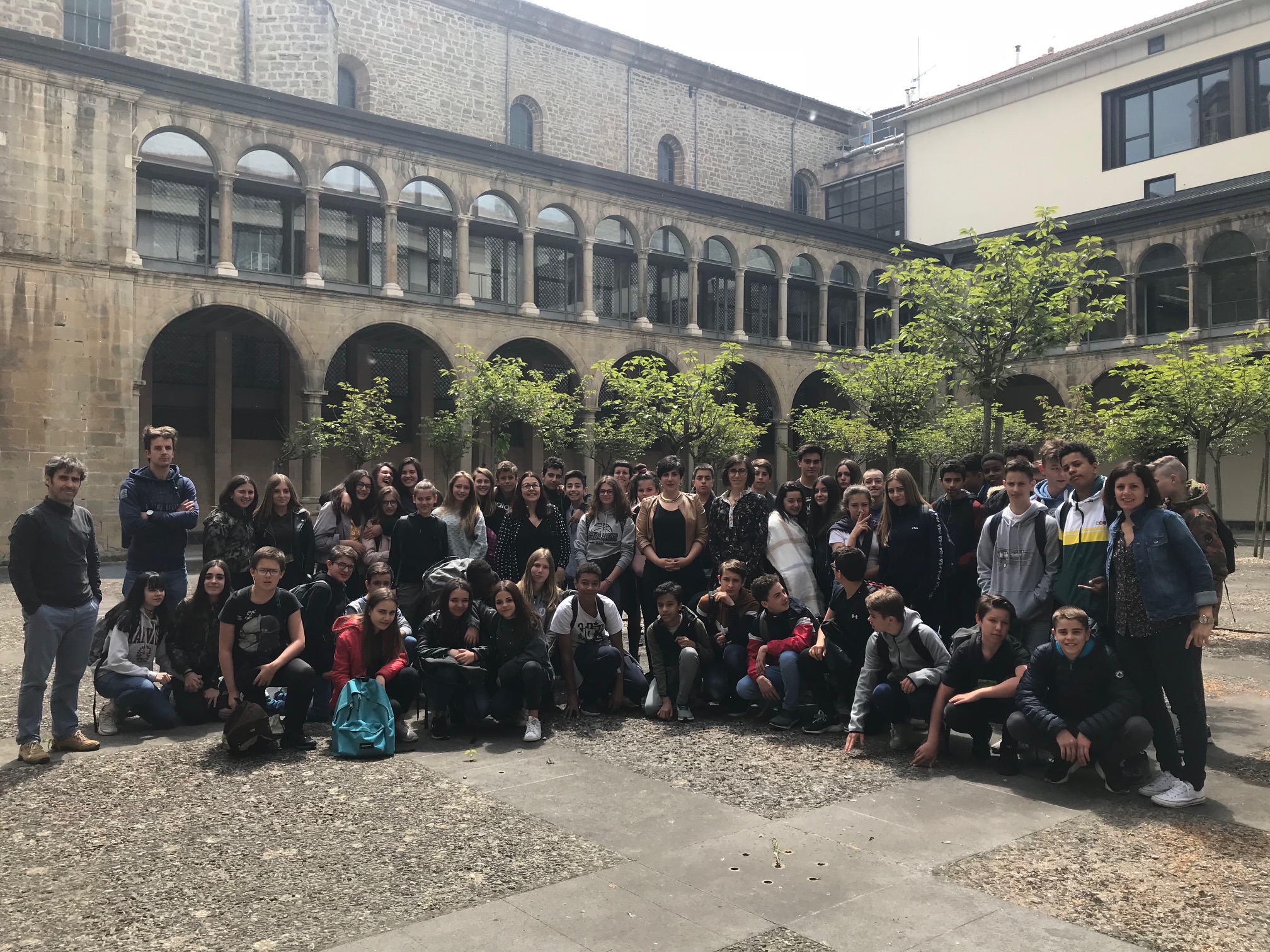 Alumnado de Pau visita estos días varios colegios de Navarra