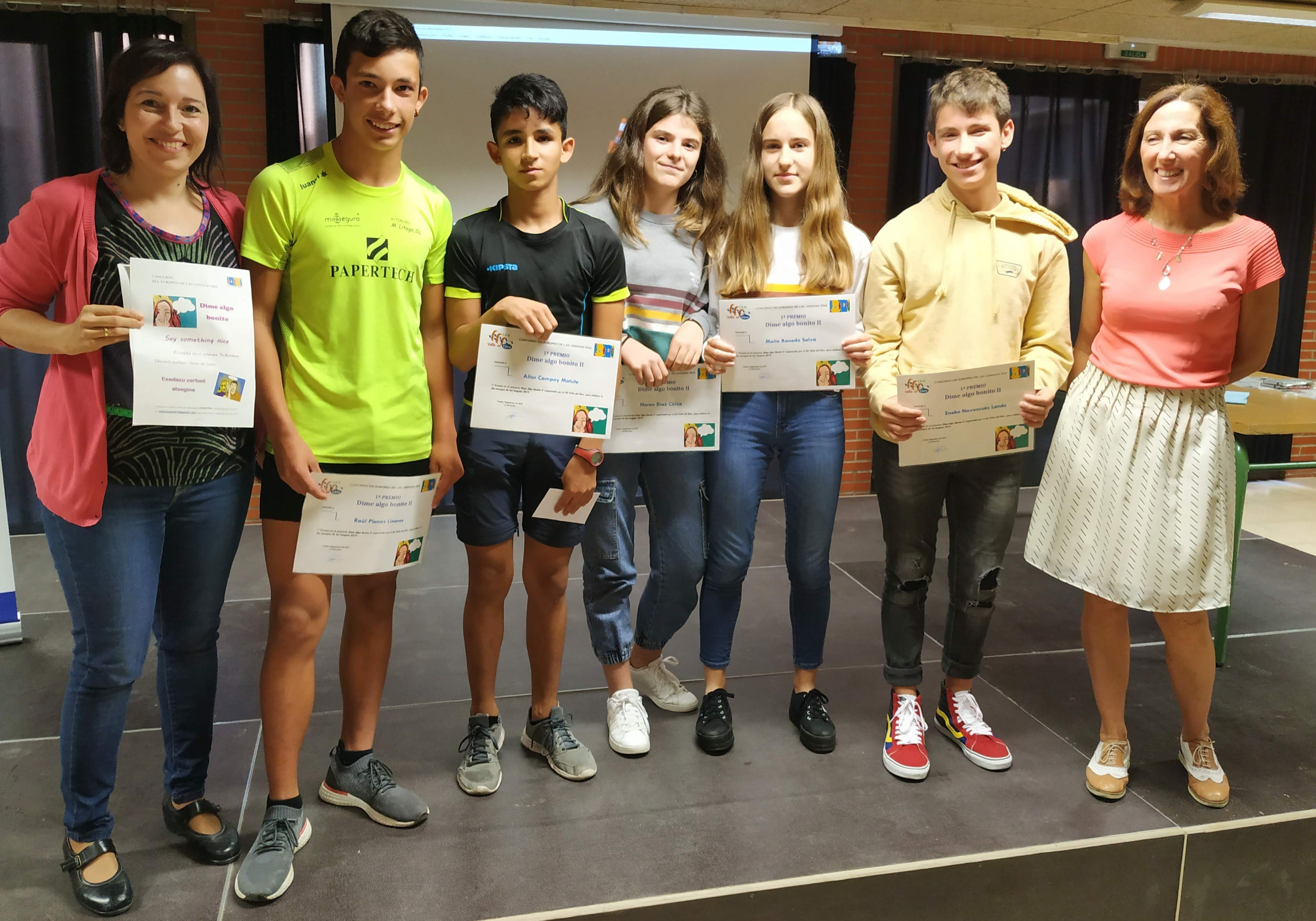 El IES Valle del Ebro organizó varias modalidades de trabajos en las lenguas que se trabajan en el centro. En la imagen, los estudiantes ganadores de la modalidad de video, con un trabajo en euskera.