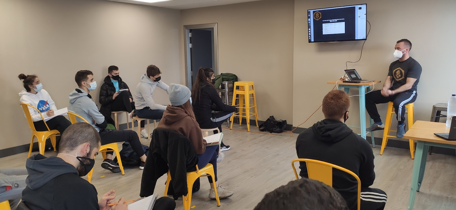 El alumnado de primer curso del ciclo de GS de Acondicionamiento Físico de Lumbier visita el Crossfit Runa