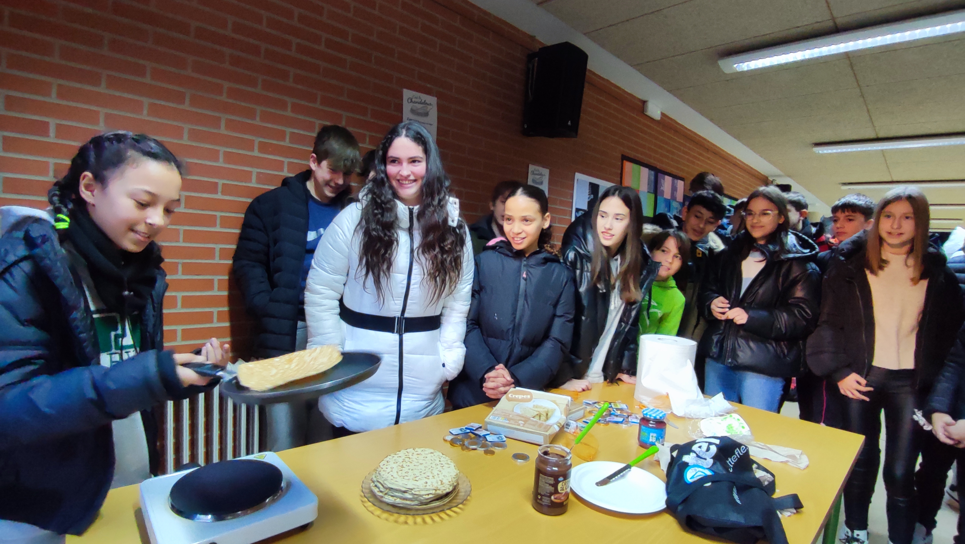 El alumnado de francés de la ESO y de Bachillerato del instituto Valle del Ebro celebra la fiesta de la Chandeleur