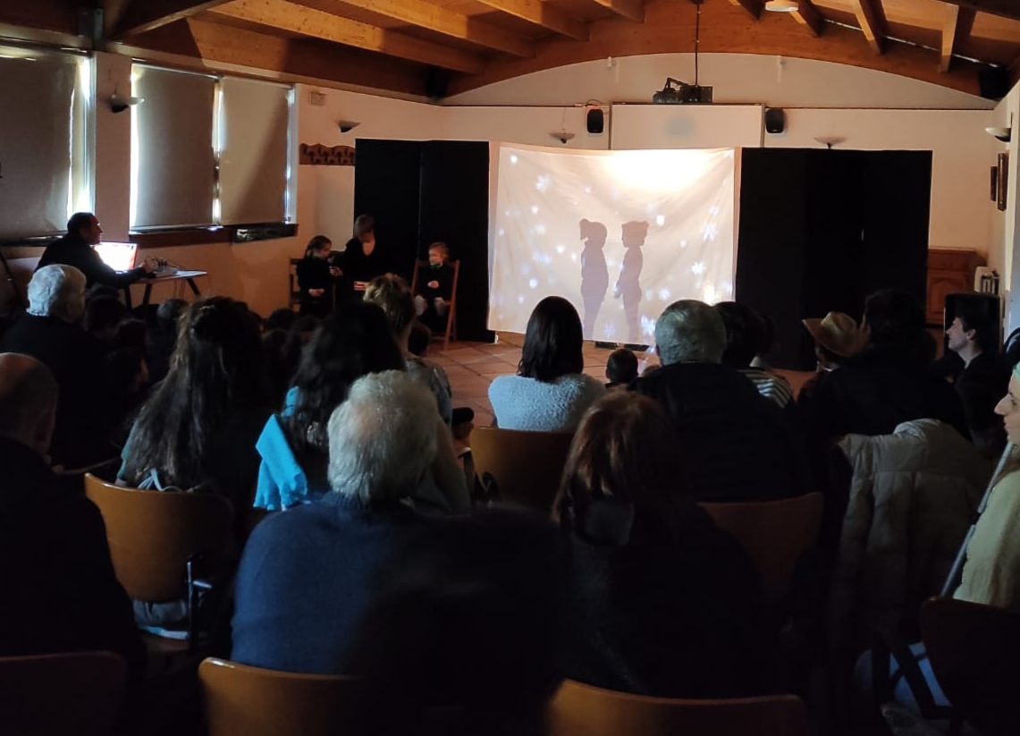 El alumnado de la escuela de Igantzi ofrece una representación teatral para el pueblo