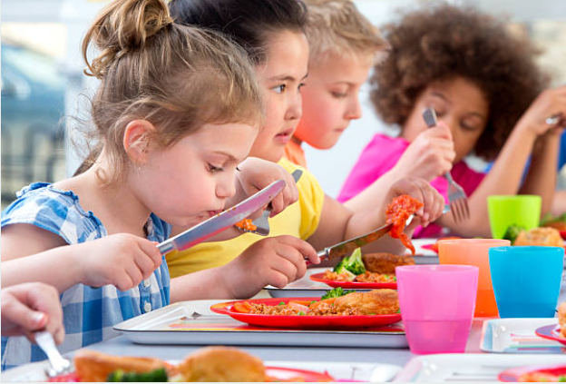 El Departamento de Educación inicia el proceso para una nueva regulación de los comedores escolares con un servicio que se extenderá a los 175 días anuales de curso lectivo