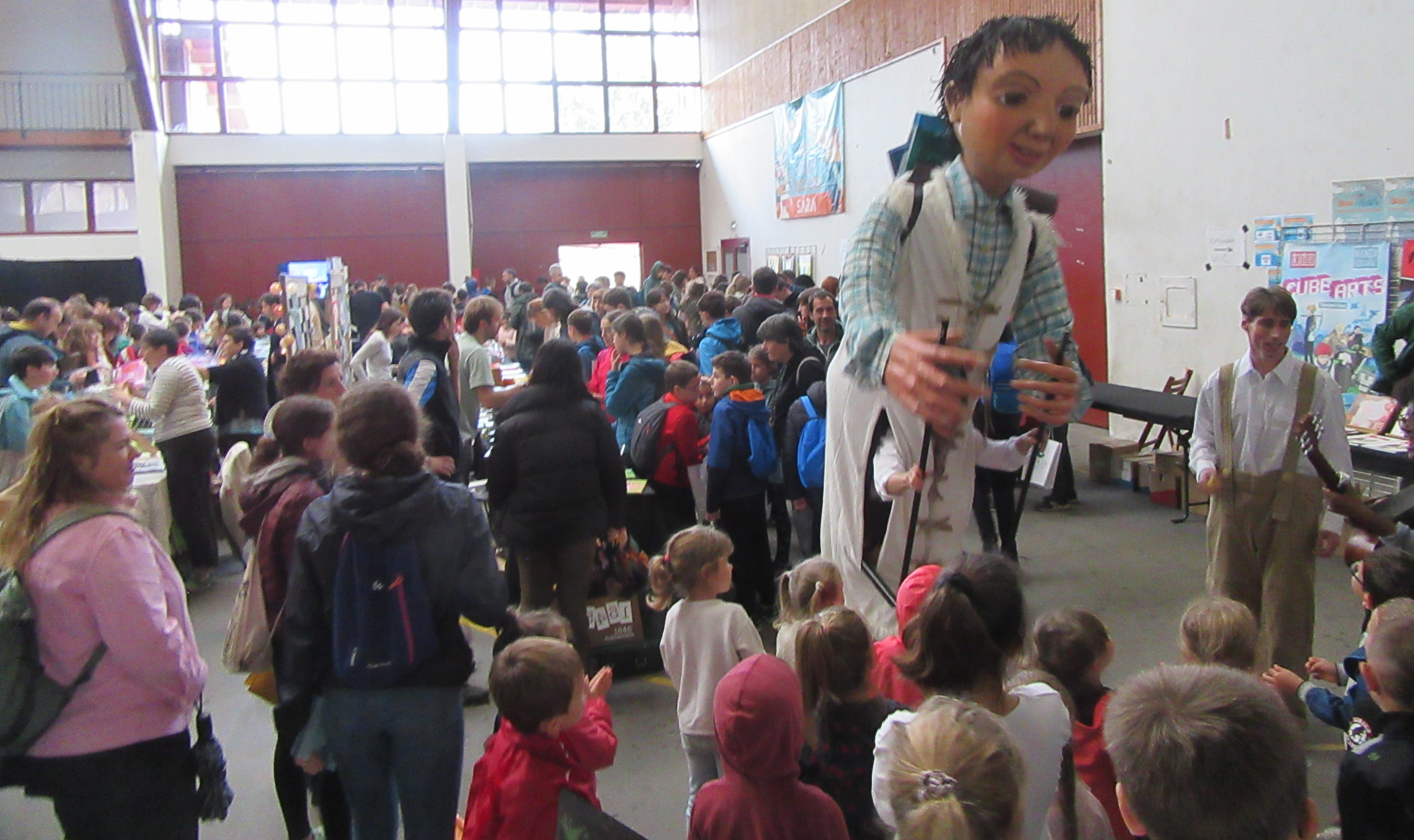 El instituto de Garralda, de visita en la feria IKUSI MIKUSI de Sara