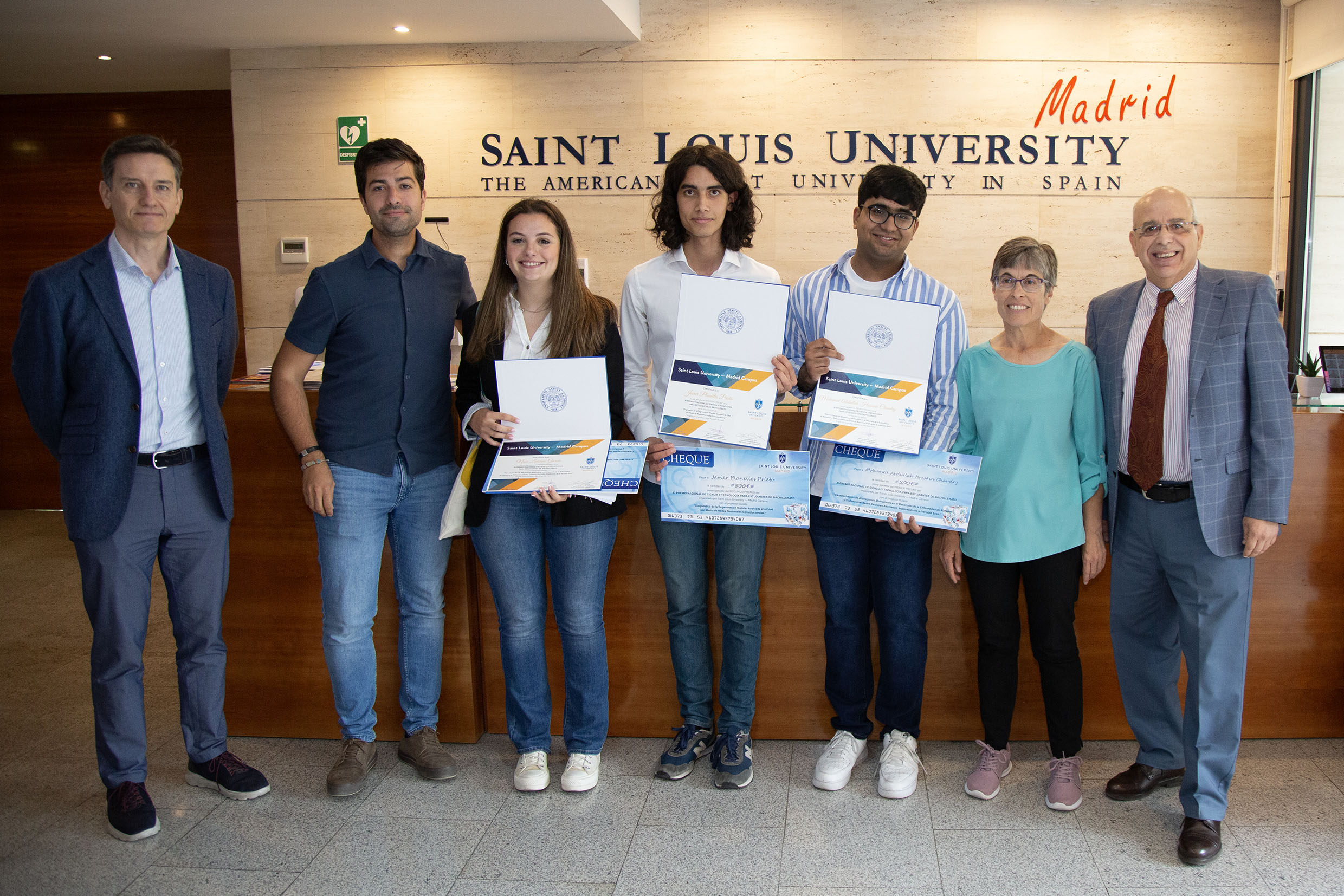 Estudiantes del I.E.S. Plaza de la Cruz ganan el primer premio y una mención de honor en un concurso nacional para promover el interés por la ciencia y la tecnología en estudiantes de bachillerato