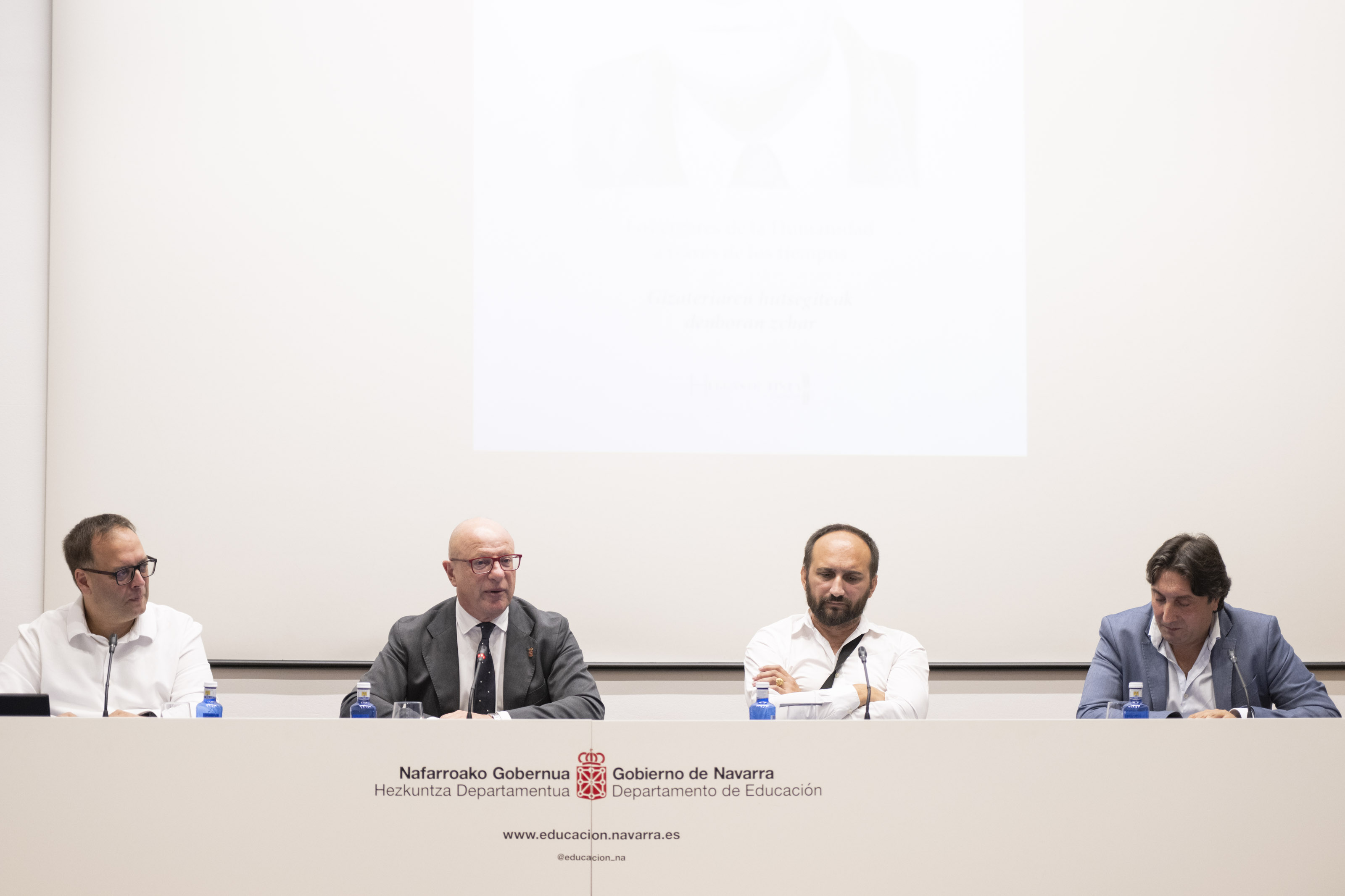 El Departamento de Educación presenta materiales educativos y un libro para que el alumnado de Infantil y Primaria conozca la historia y la cultura del pueblo gitano