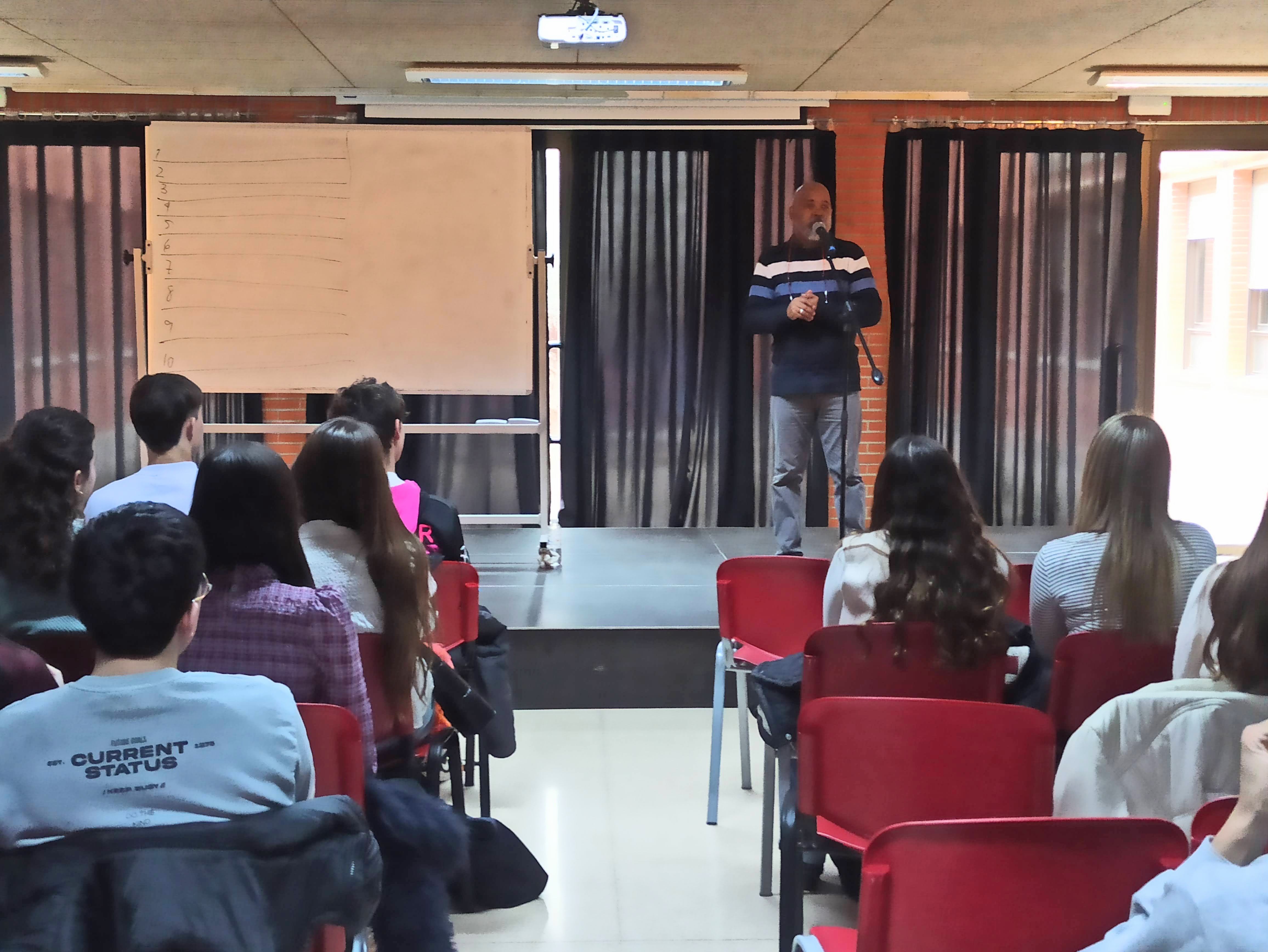 El escritor Alexis Díaz-Pimienta en el IES Valle del Ebro