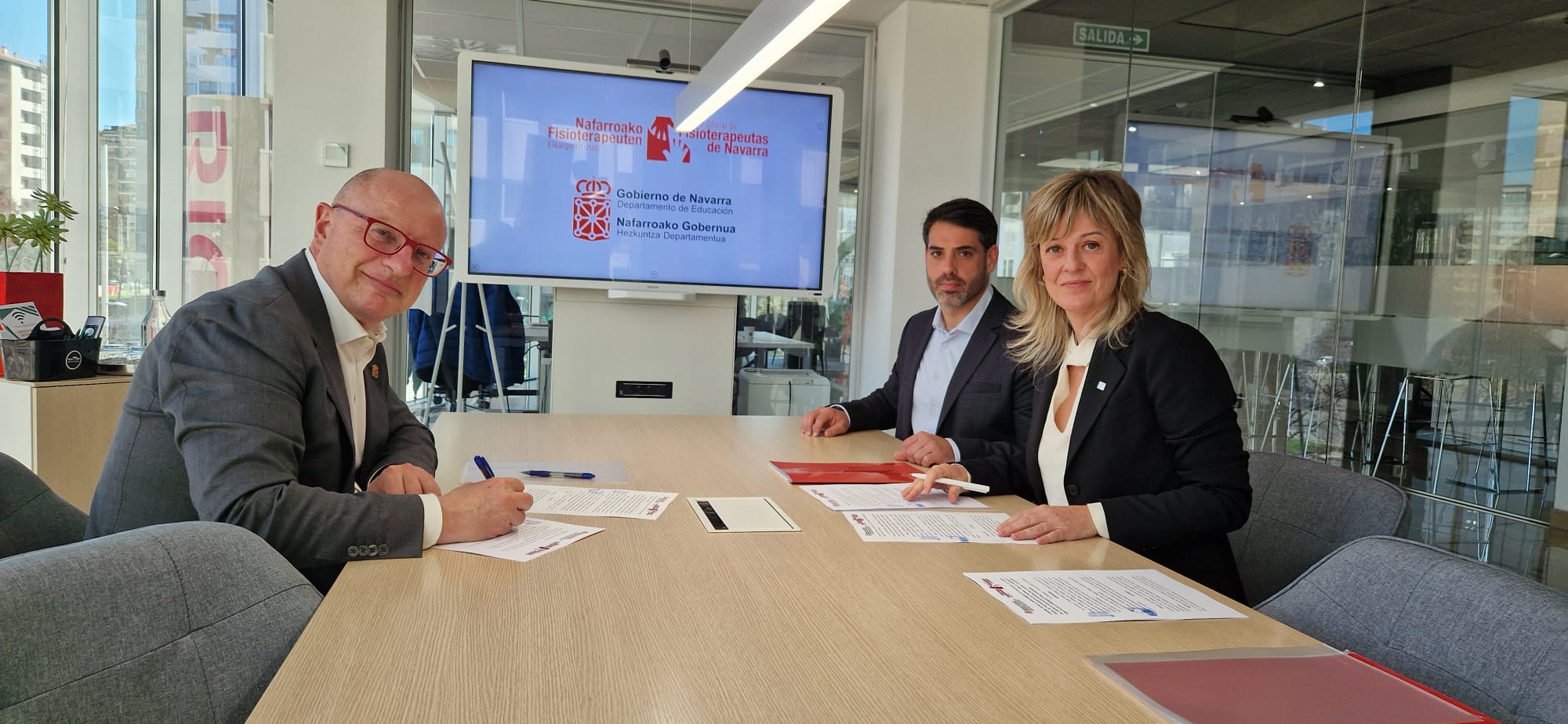 El Departamento de Educación y el Colegio Oficial de Fisioterapeutas de Navarra firman un convenio para fomentar una adecuada educación postural del alumnado