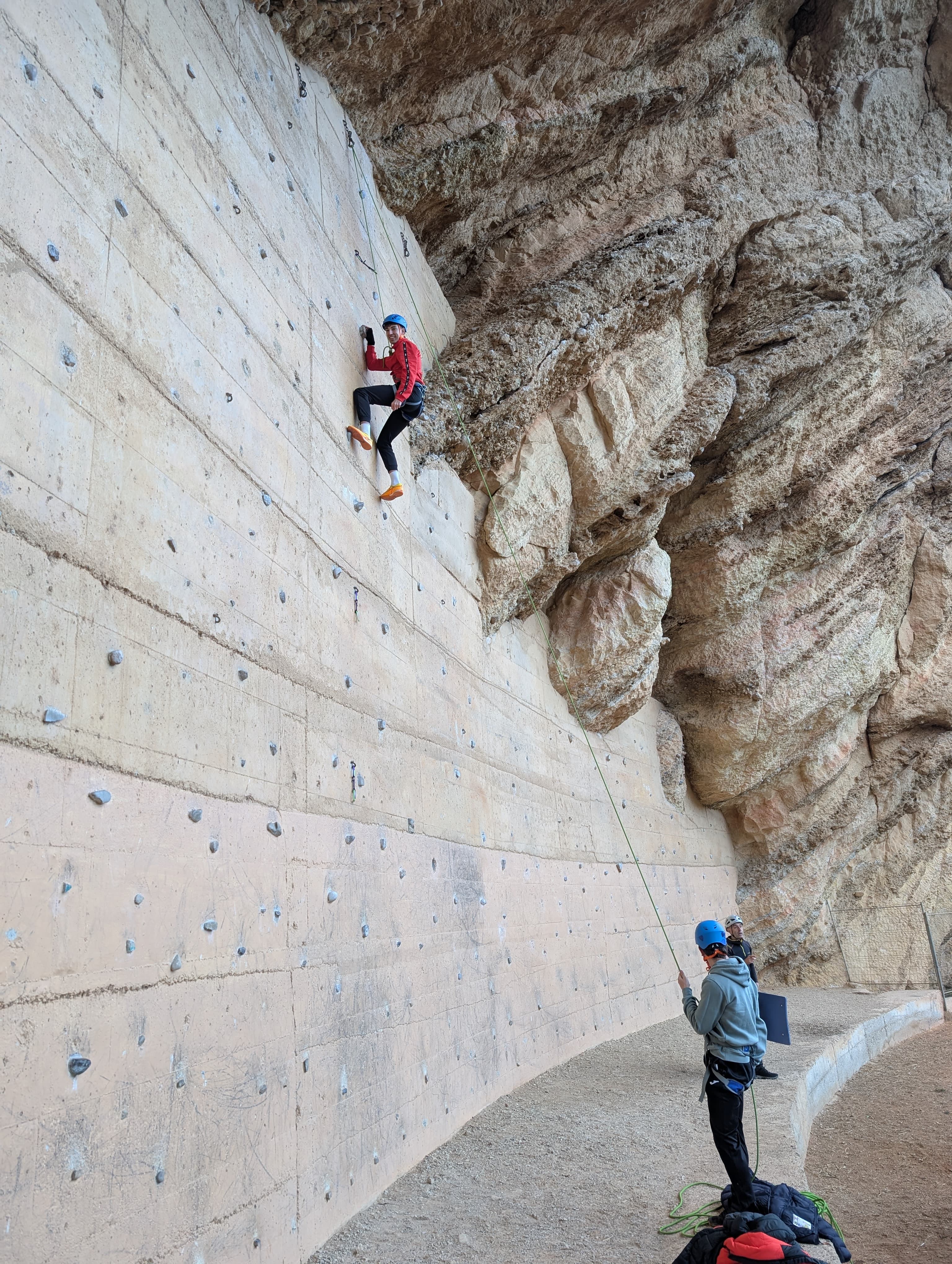 El alumnado del IES Valle del Ebro disfruta de la escalada