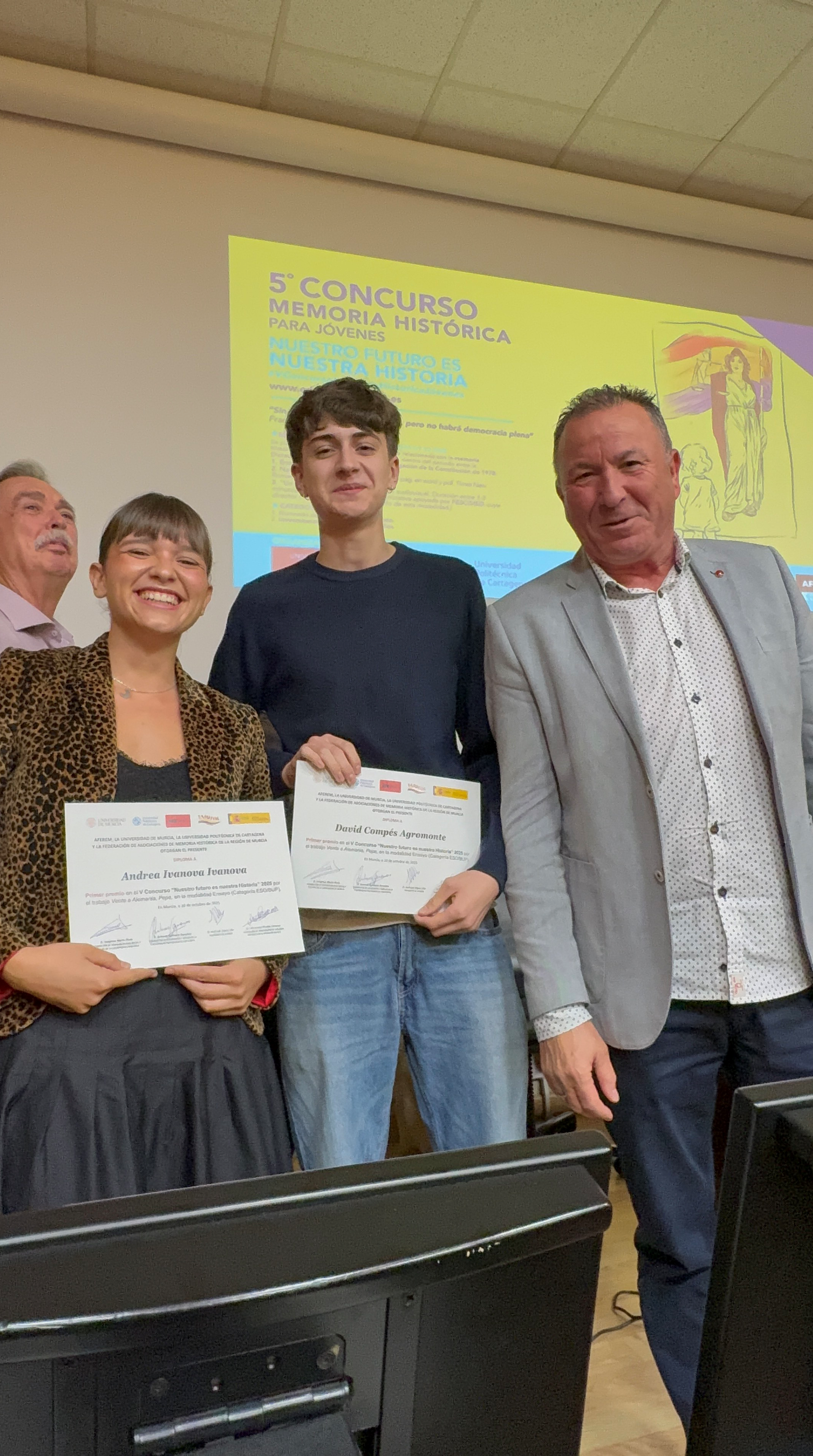Dos alumnos/as del IES Valle del Ebro reciben el primer premio del 5º Concurso Memoria histórica para jóvenes “Nuestro futuro es nuestra historia” en Murcia