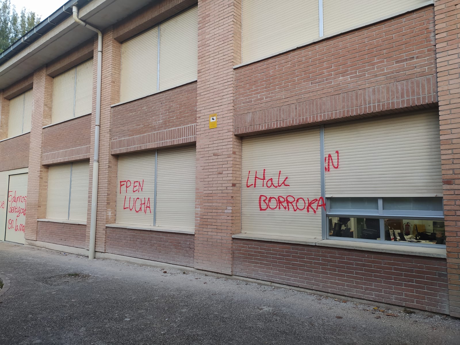 Educación denuncia ante Policía Foral las agresiones y amenazas violentas de piquetes de huelguistas contra profesores y alumnos en CI Donibane