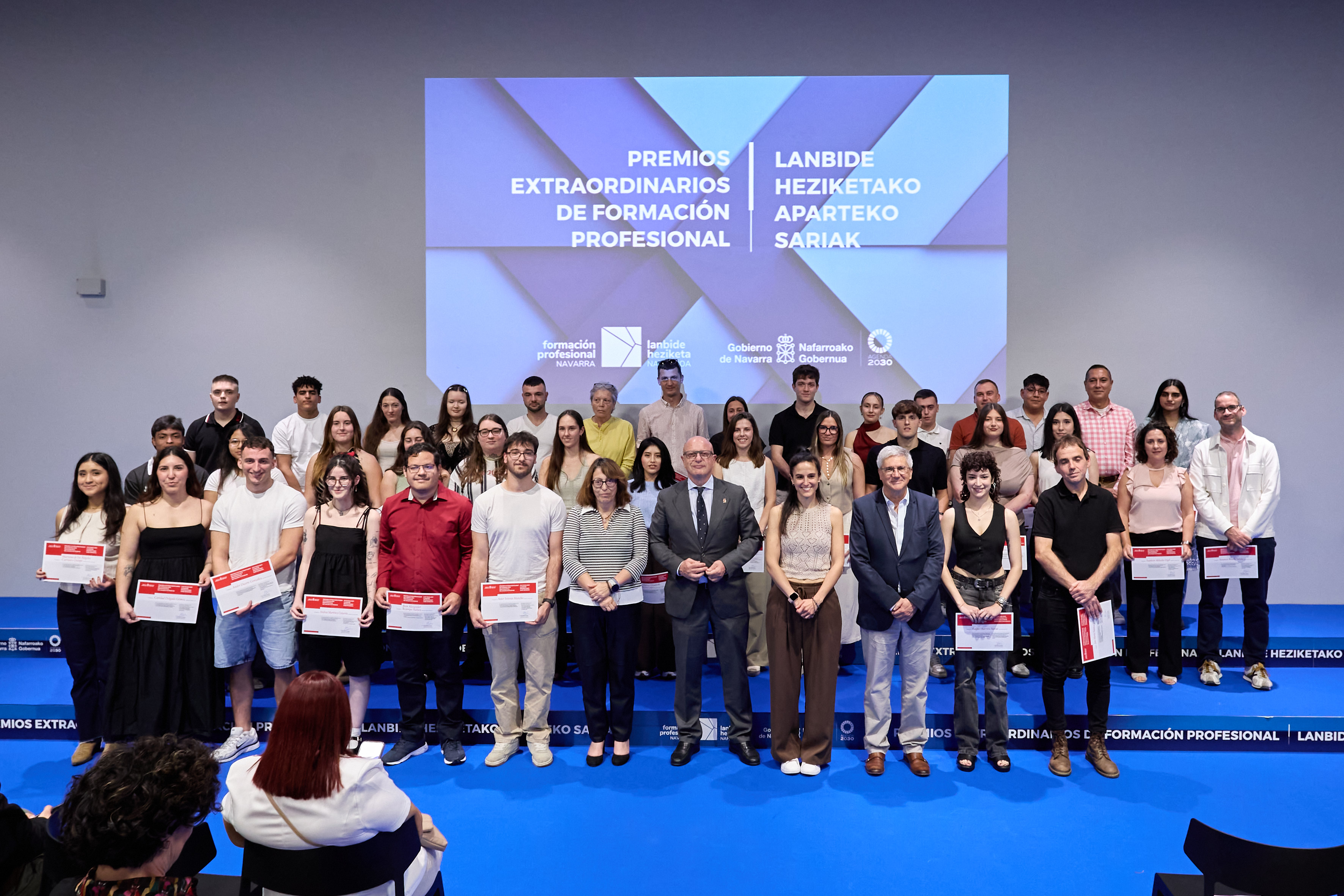 Educación galardona a 42 estudiantes de FP, Enseñanzas Plásticas y Diseño y Gimeno destaca la mejora que la nueva Dual supone para la empleabilidad del alumnado
