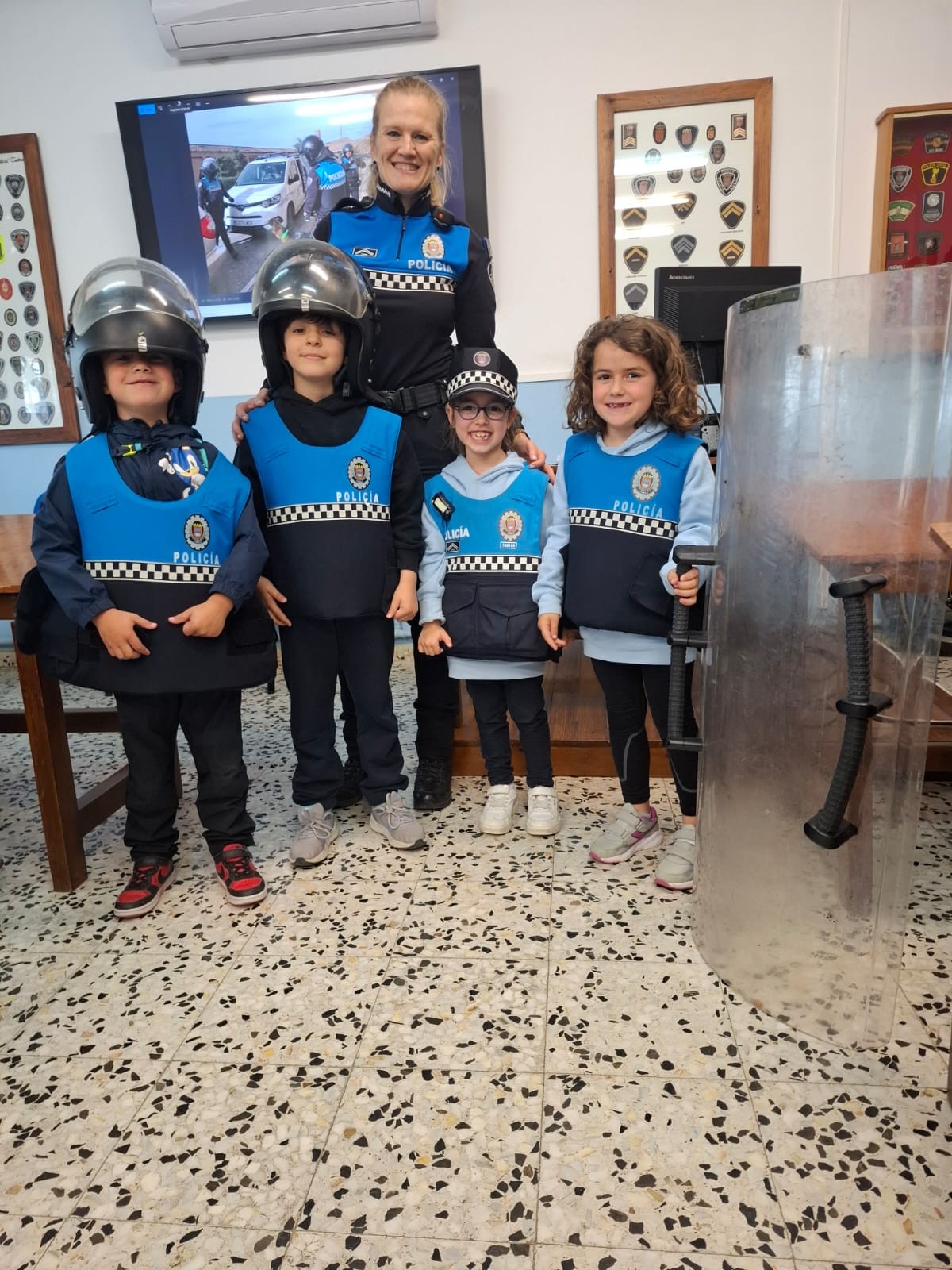 Alumnado de 1.º de Primaria del colegio Monte de San Julian de Tudela visita la Policía Local
